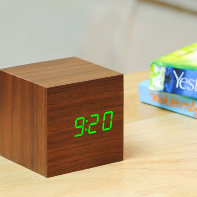 Click clock. Часы-будильник wooden clock кубик коричневый. часы деревянный куб. настольные часы электронные. часы электронные настольные деревянные.