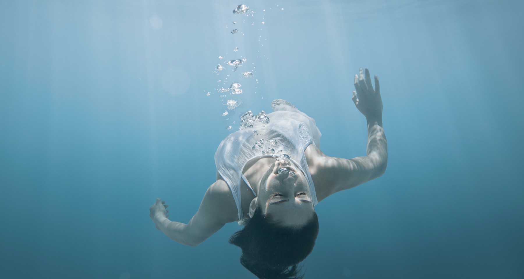 Fall into the water. Underwater девушки утопление. Drown Underwater.